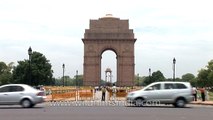 Busy traffic in-front of India gate, Delhi