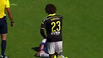 Un "coup de coude" qui le fait bien rire !