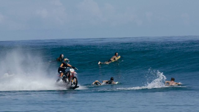 Le premier biker à surfer en moto - Grosse session de Dirt Bike - DC SHOES ROBBIE MADDISONS PIPE DREAM