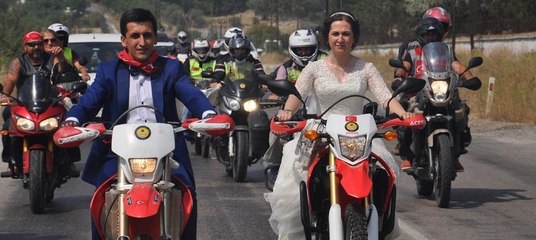Kendi düğünlerine motosikletle gittiler