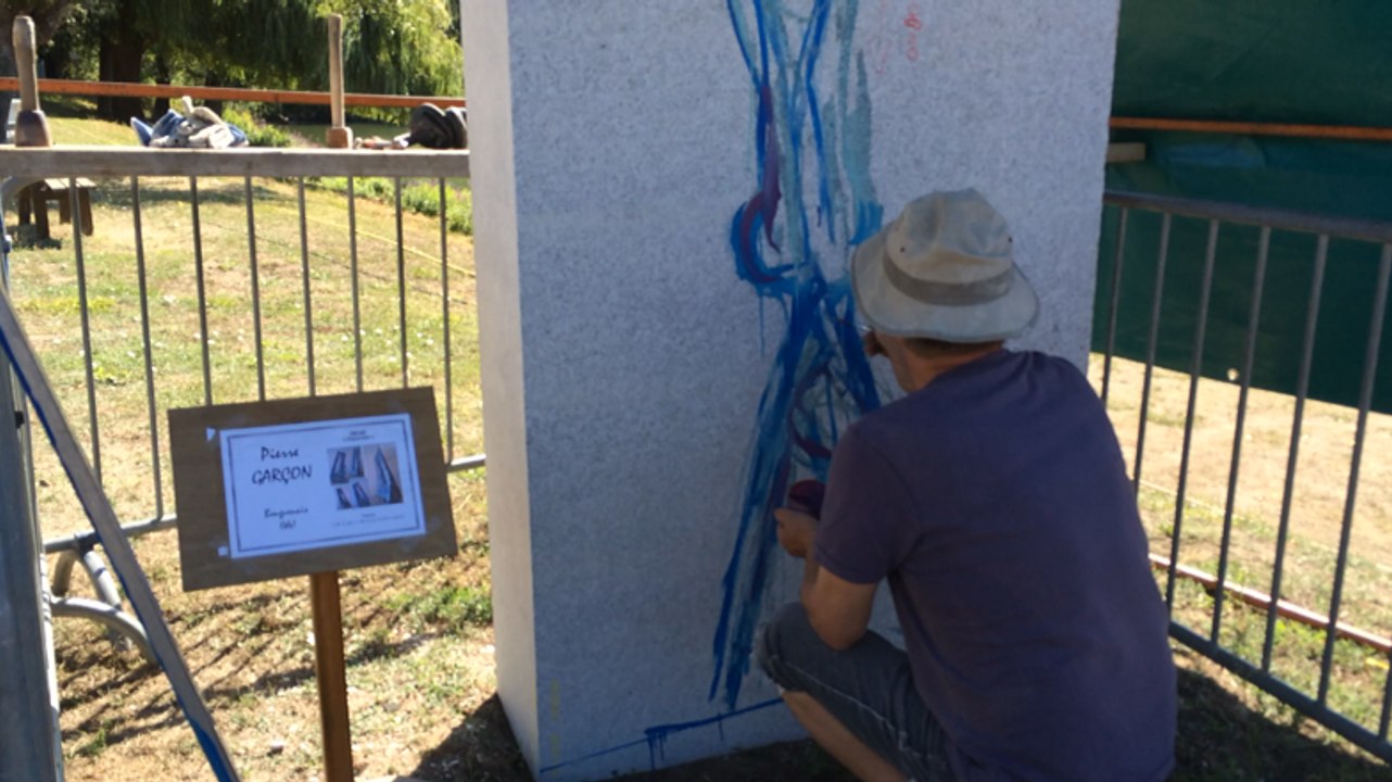 Cinq sculpteurs à pied d'œuvre sur le port