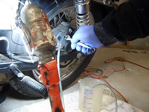 Change brake fluid sportster(always replace old rusted brake lines )