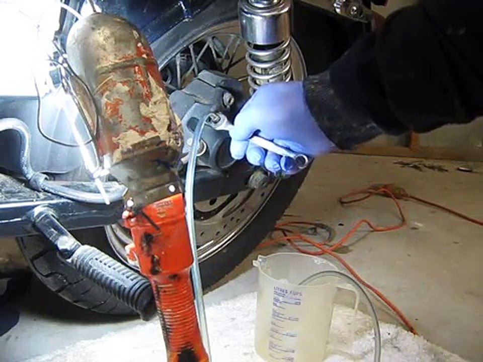 Change brake fluid sportster(always replace old rusted brake lines )