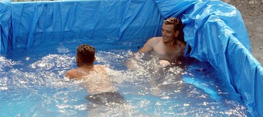 İnşaat işçileri kamyon kasasını havuza çevirdi