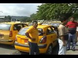 Taxistas defienden a compañero agredido por policía
