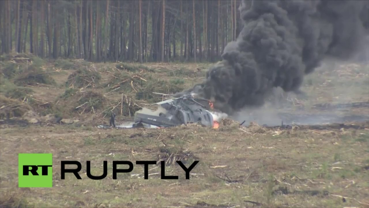 Un pilote réussit à quitter son hélicoptère en flammes après le crash