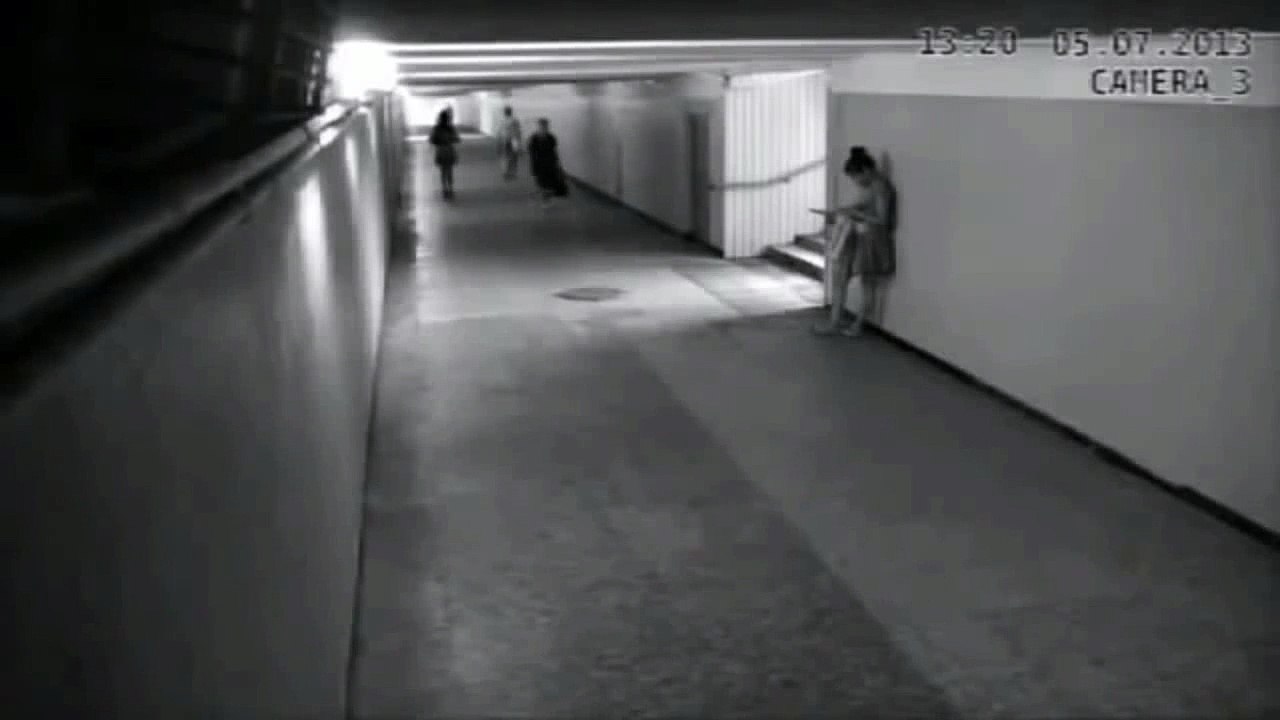 Il veut voler l'Iphone de cette femme mais il se souviendra longtemps de la correction qu'elle va lui mettre...