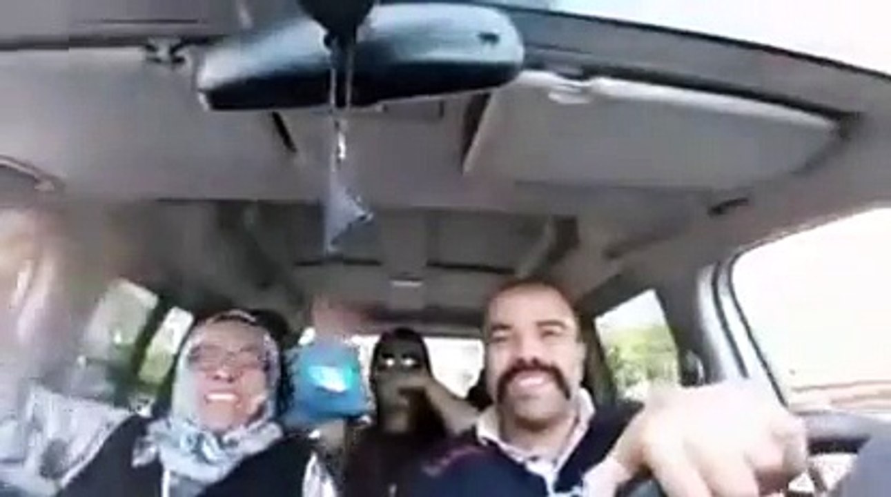 Dombıra seçim şarkısıyla coşan bir değişik aile