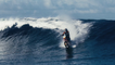 WTF : Robbie Maddison, le premier homme à surfer sur les vagues tahitiennes à moto