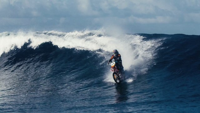 WTF : Robbie Maddison, le premier homme à surfer sur les vagues tahitiennes à moto