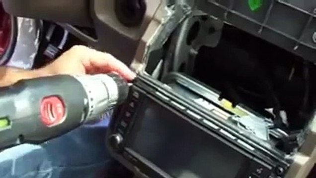 Como desmontar consola central (de la radio) del Dodge Journey - dgw.es