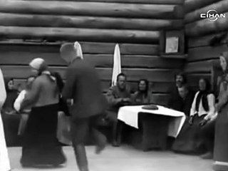 Eski Rus köy düğününden ilginç dans gösterisi