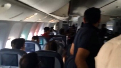 Download Video: No AC in PIA Airplane and Some Passengers Lost Conscious.. Check out the Reaction of Passengers