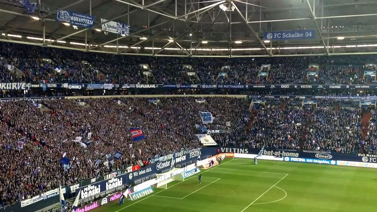 Steigerlied in der dunklen Arena auf Schalke