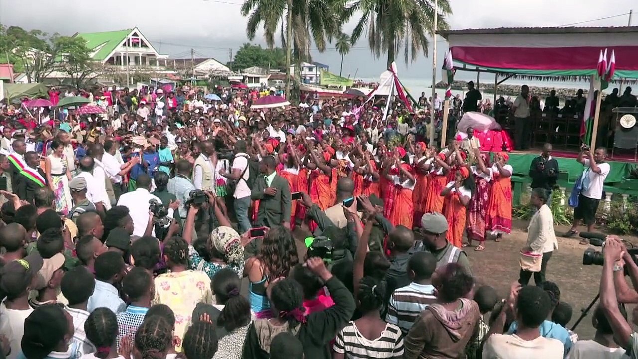 Buntes Wal-Festival in Madagaskar