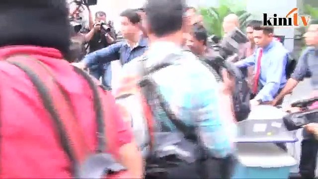 Polis serbu pejabat 1MDB