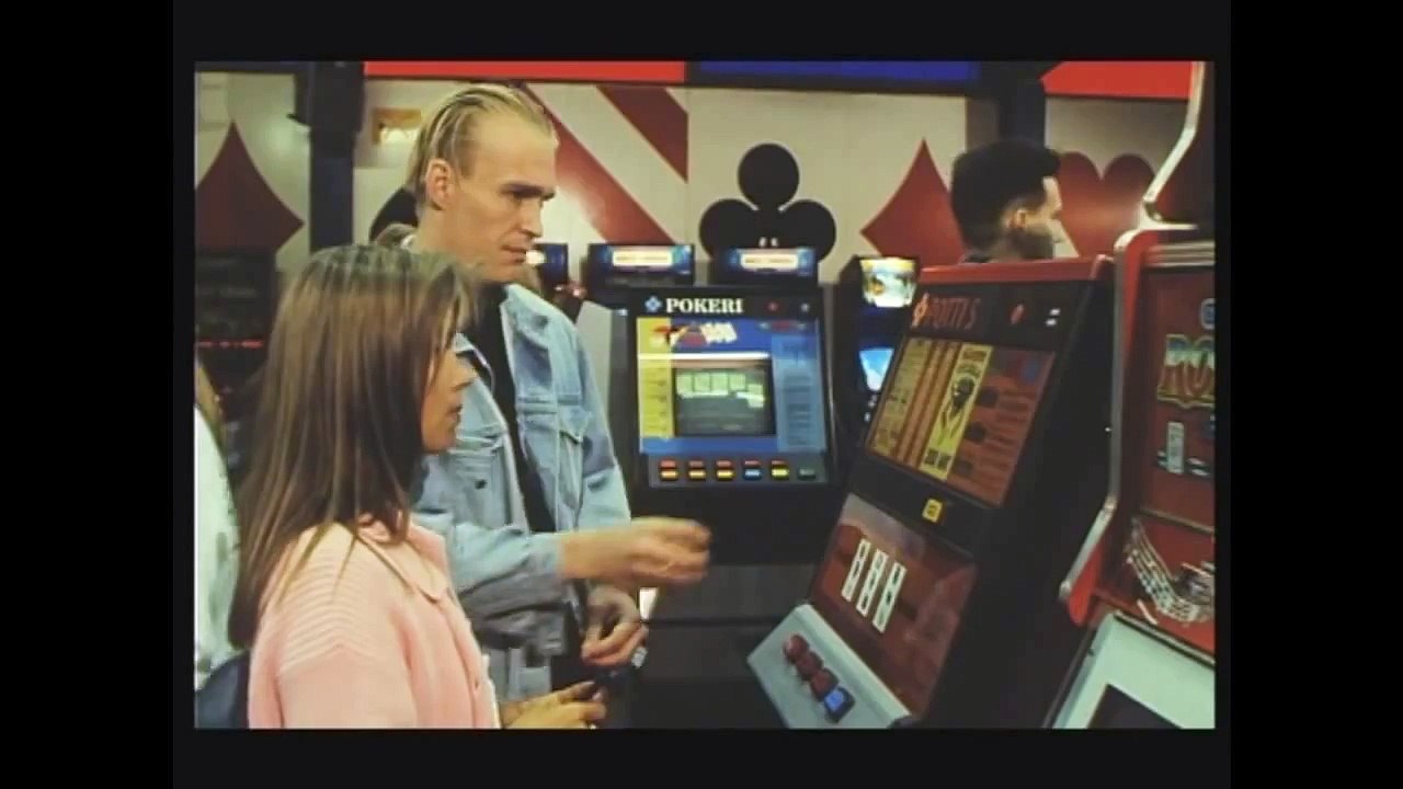 Uuno Turhapuro - Pelikoneessa rahastamassa