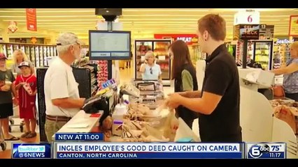 Un ensacheur vient en aide à une femme âgée pendant une tempête de pluie