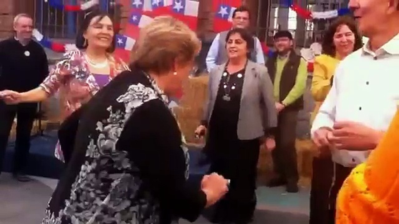 Michelle Bachelet bailando cumbia