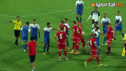 Les supporters du CSKA Sofia descendent sur le terrain pour s'en prendre à l'équipe adverse après un tacle