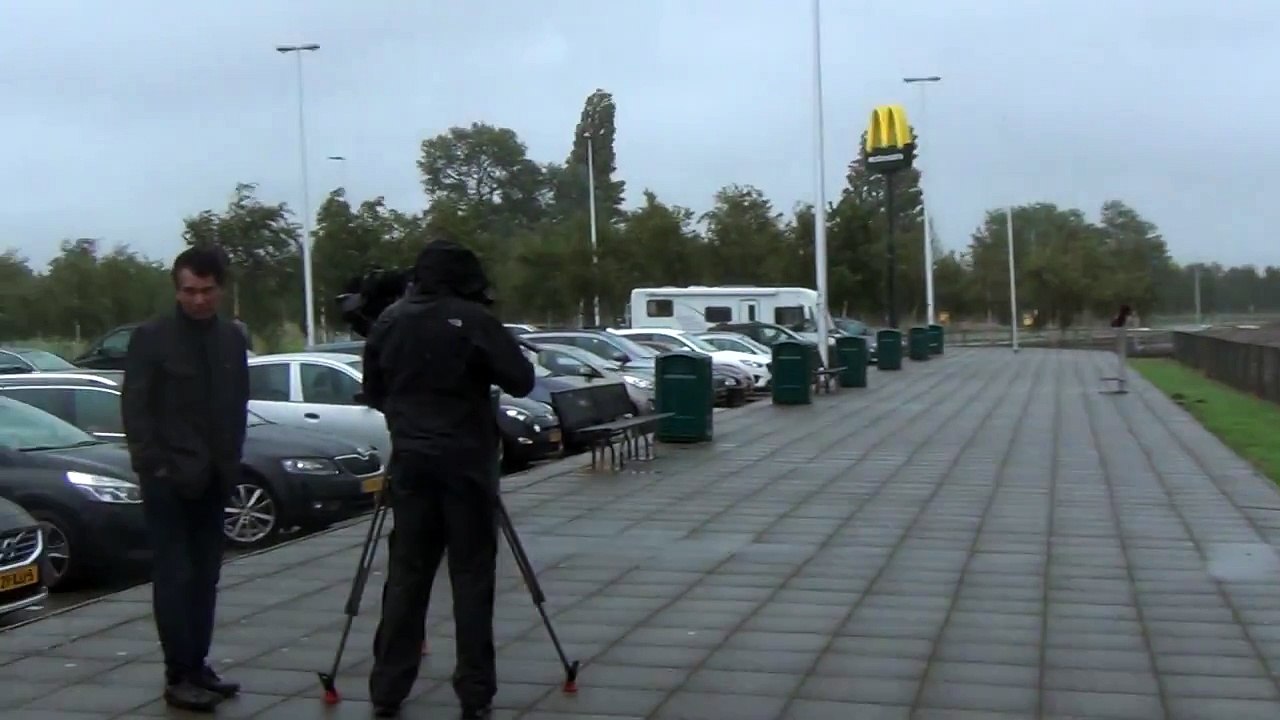 Pilots perform hair-raising landings in strong winds