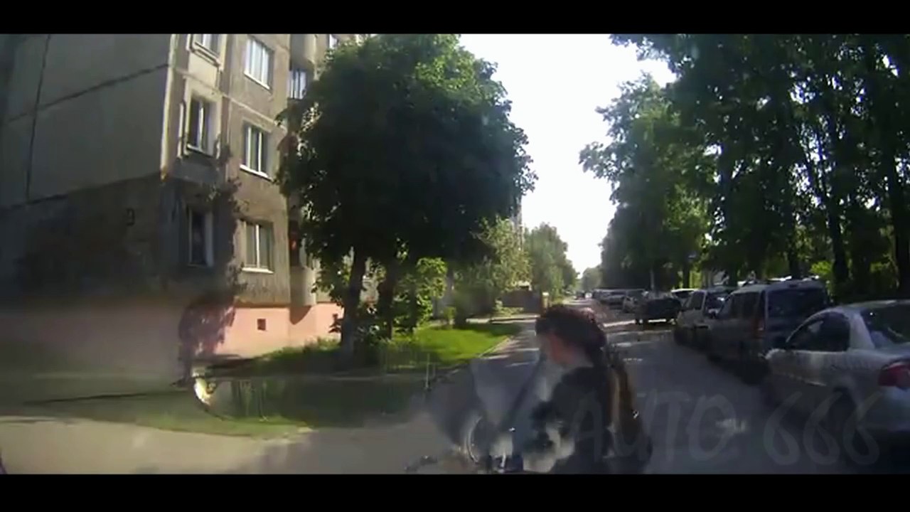 Des mamans prennent des risques en traversant la route avec leur enfant - compilation