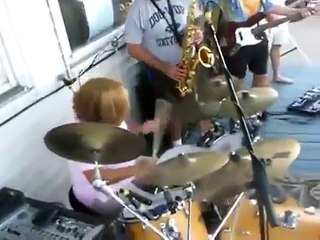 Un maman assure grave à la batterie - solo de fou!