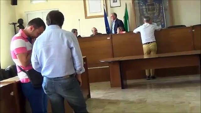 Aversa (CE) - Irpef e tributi, salta il Consiglio: è polemica (28.07.15)