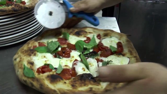 Napoli - Le vie della pizza , il libro-guida di Domenico Mazzella (31.07.15)