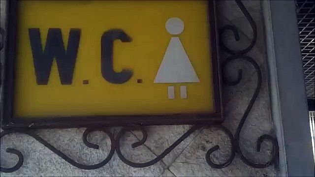 Aversa (CE) - Cimitero, servizi igienici senza acqua né luce (25.07.15)