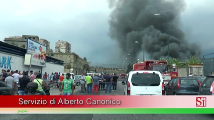 Napoli - In fiamme capannoni cinesi a Gianturco: densa nube di fumo (23.07.15)
