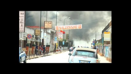 Napoli - In fiamme capannoni cinesi a Gianturco: densa nube di fumo -live- (23.07.15)