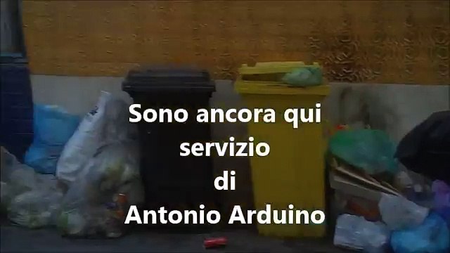 Aversa (CE) - I rifiuti in Via Gemito resistono (15.07.15)