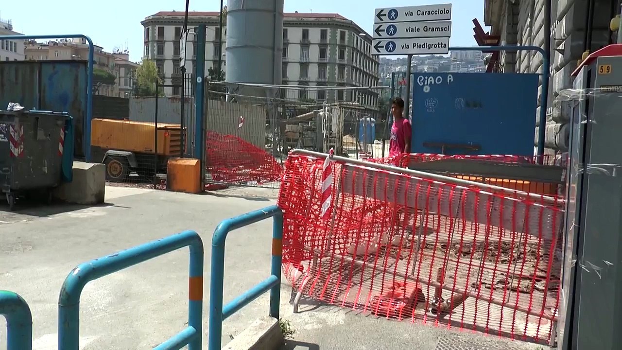 Napoli - Torna la paura a Chiaia per un voragine vicino palazzo crollato (08.07.15)