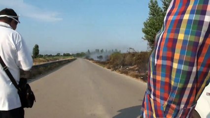 Gricignano (CE) - Rogo di sterpaglie incendia eternit e pneumatici (12.07.15)