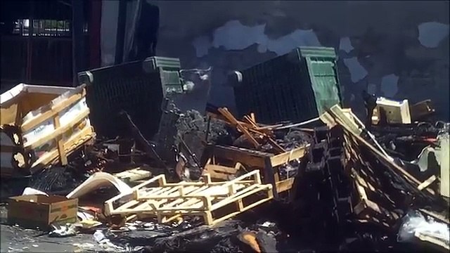 Aversa (CE) - Mercato ortofrutticolo, sporcizia difficile da rimuovere (02.07.15)