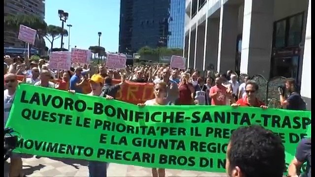 Napoli - Il pacco di De Luca alla Campania , protesta del M5S -1- (29.06.15)