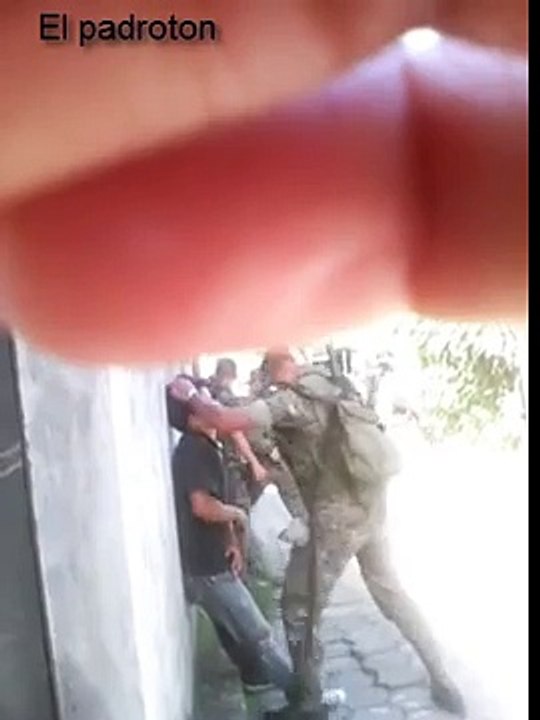 Imágenes fuertes: Muestran a un grupo de militares guatemaltecos golpeando a un grupo de menores de edad