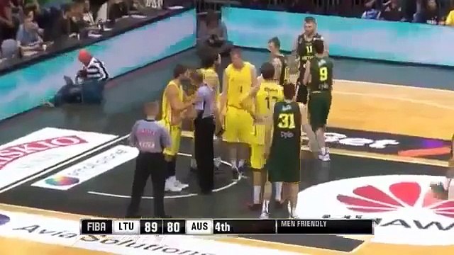 Matthew Dellavedova se chauffe avec le fils de Sabonis