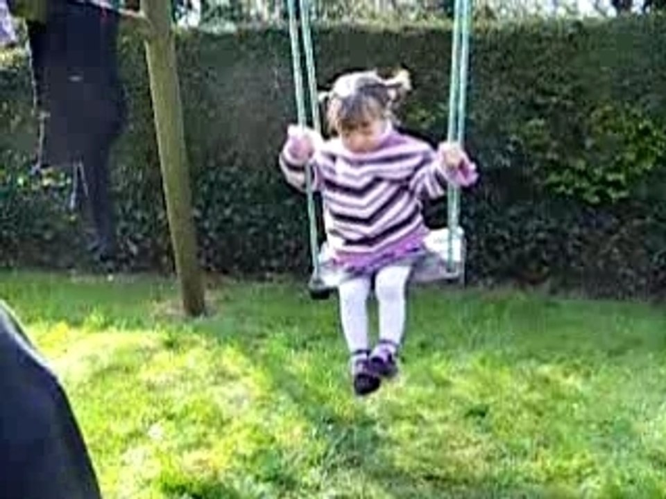 Julie sur la balancoire