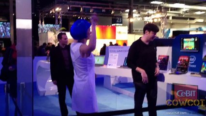 [Cowcot TV] CeBIT 2012 : Danse avec ta perruque bleue
