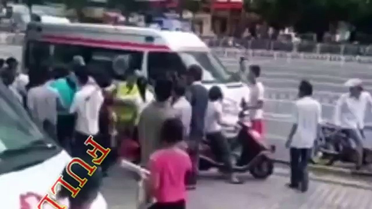 ‫امرأة تلد 8 توائم على رصيف مستشفى في صحة جيدة !‬‎