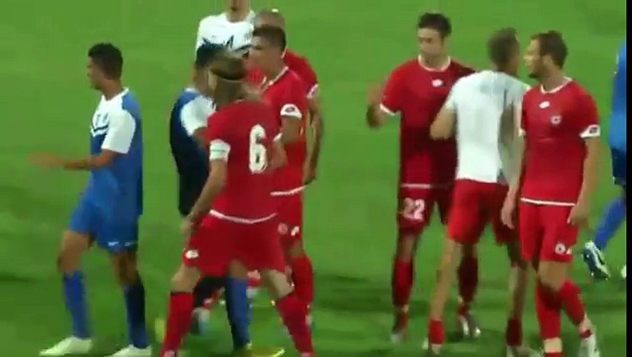 ‫جماهير غاضبة تقتحم الملعب وتهاجم لاعبي فريق إسرائيلي‬‎