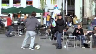 Cristiano Ronaldo s'habille en clochard a Madrid et joue du foot en pleine rue