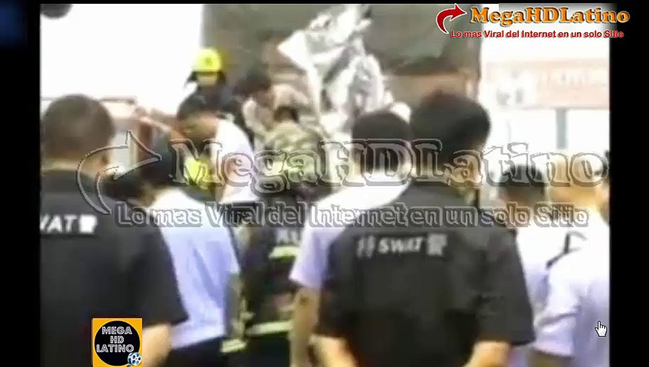 Furgoneta fue aplastada entre dos camiones