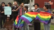 In Peru, gay couples kiss to protest media censorship