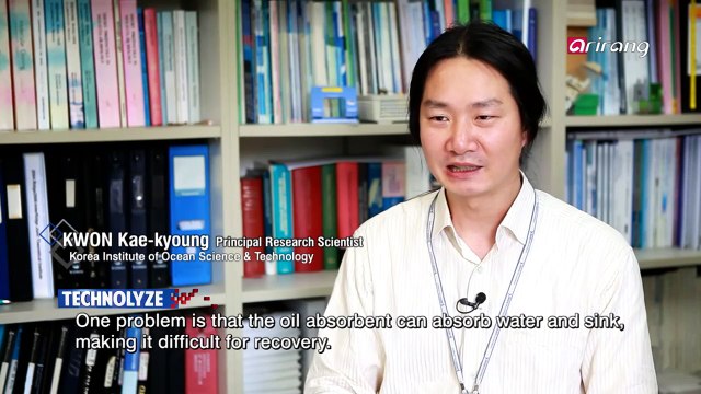 Oil spill control technology that blocks spreading of oil on sea