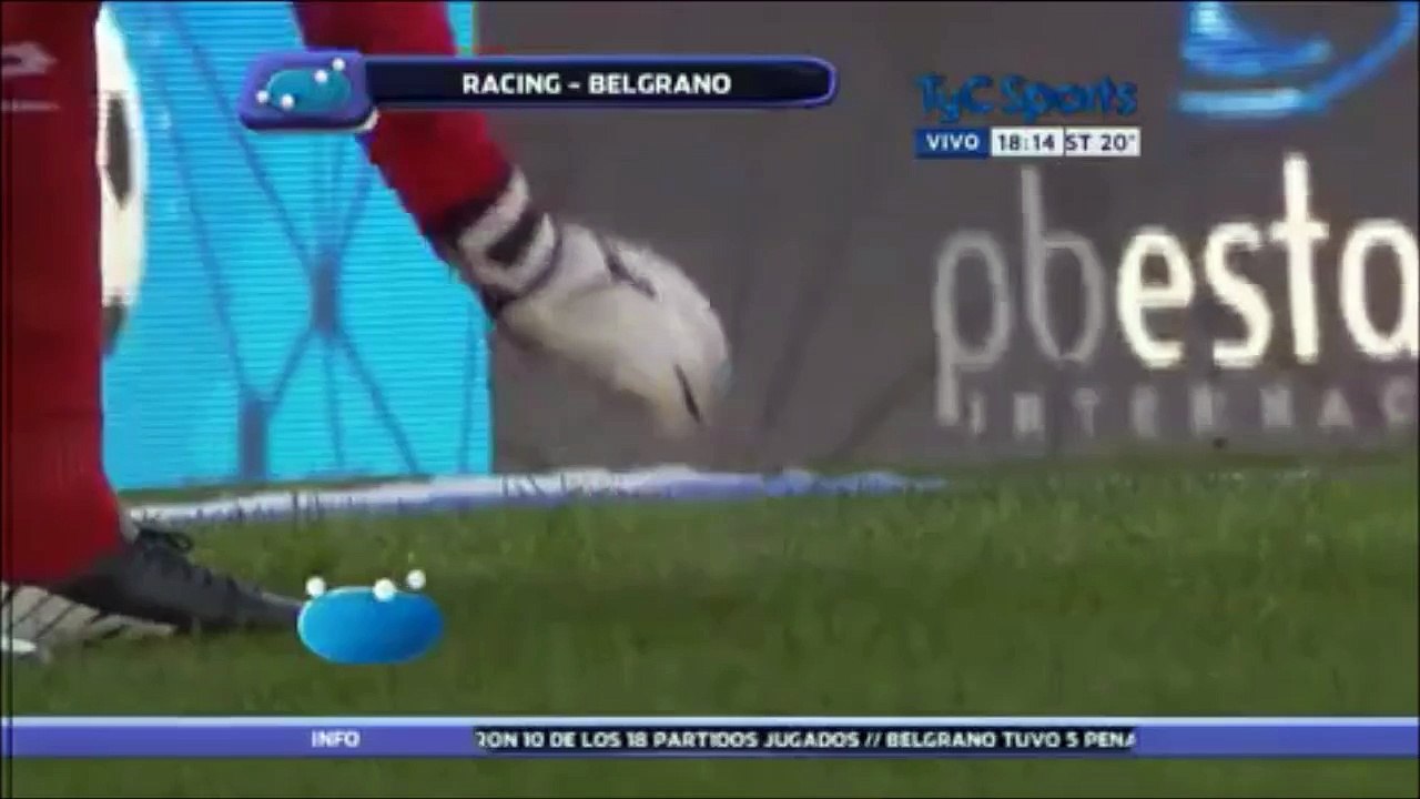 Ce gardien de but mange un Hamburger lancé par un fan en plein match
