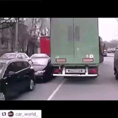 Tır yalnış park eden aracı götürdü.