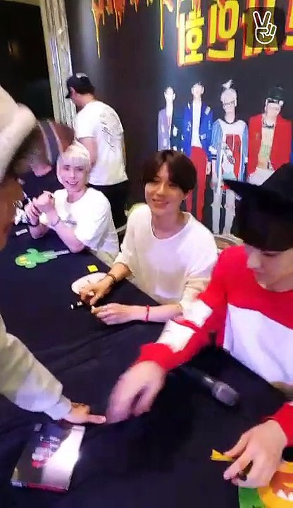 150805 SHINee Autograph session with guest, Amber